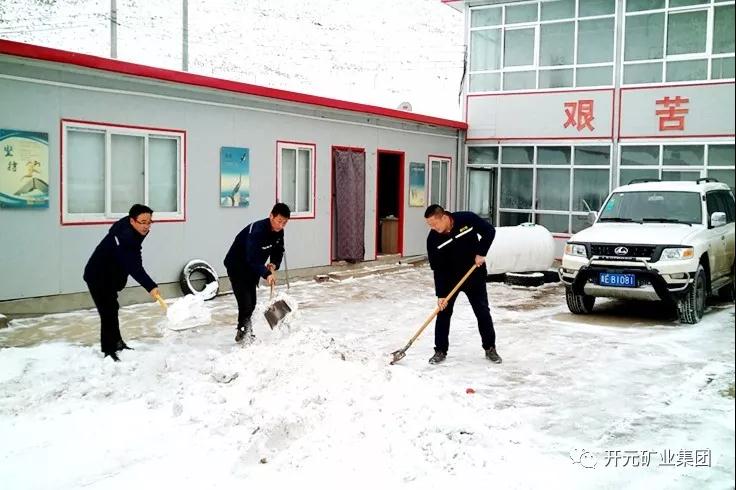 人間四月芳菲盡，山中春雪還復(fù)來(lái)