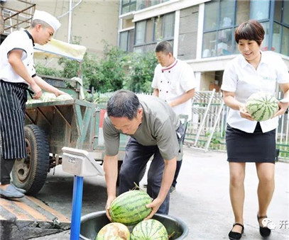 買下一整車西瓜，讓瓜農(nóng)早點(diǎn)回家